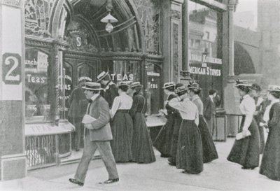 Fiesta en el jardín del Palacio de Buckingham, 1911 de English Photographer